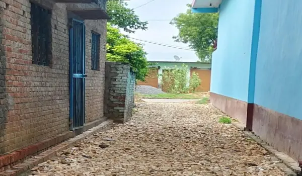 अम्बेडकरनगर में सार्वजनिक रास्ते पर बनी दीवार, दो नोटिस के बाद भी नहीं हटी